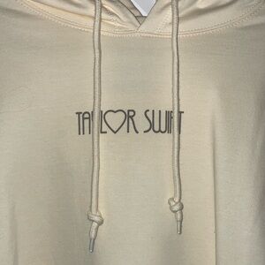 taylor swift eras tour fearless hand heart hdy